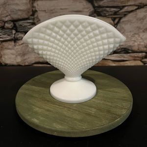 WESTMORELAND ENGLISH HOBNAIL WHITE MILK GLASS FAN VASE DIAMOND POINT.